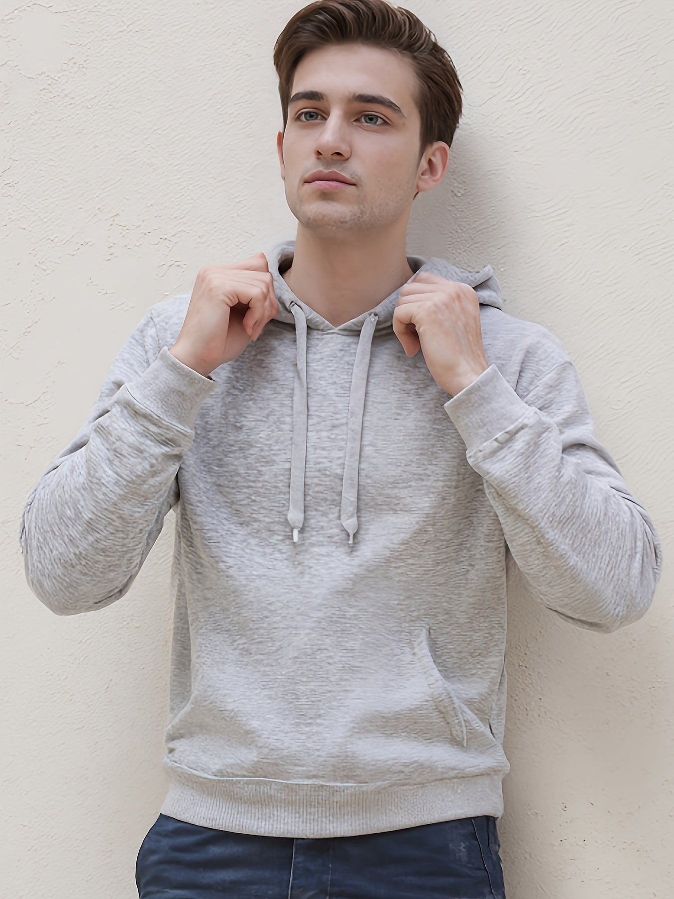 Ein einfarbiges Herren-Sweatshirt mit Kapuze