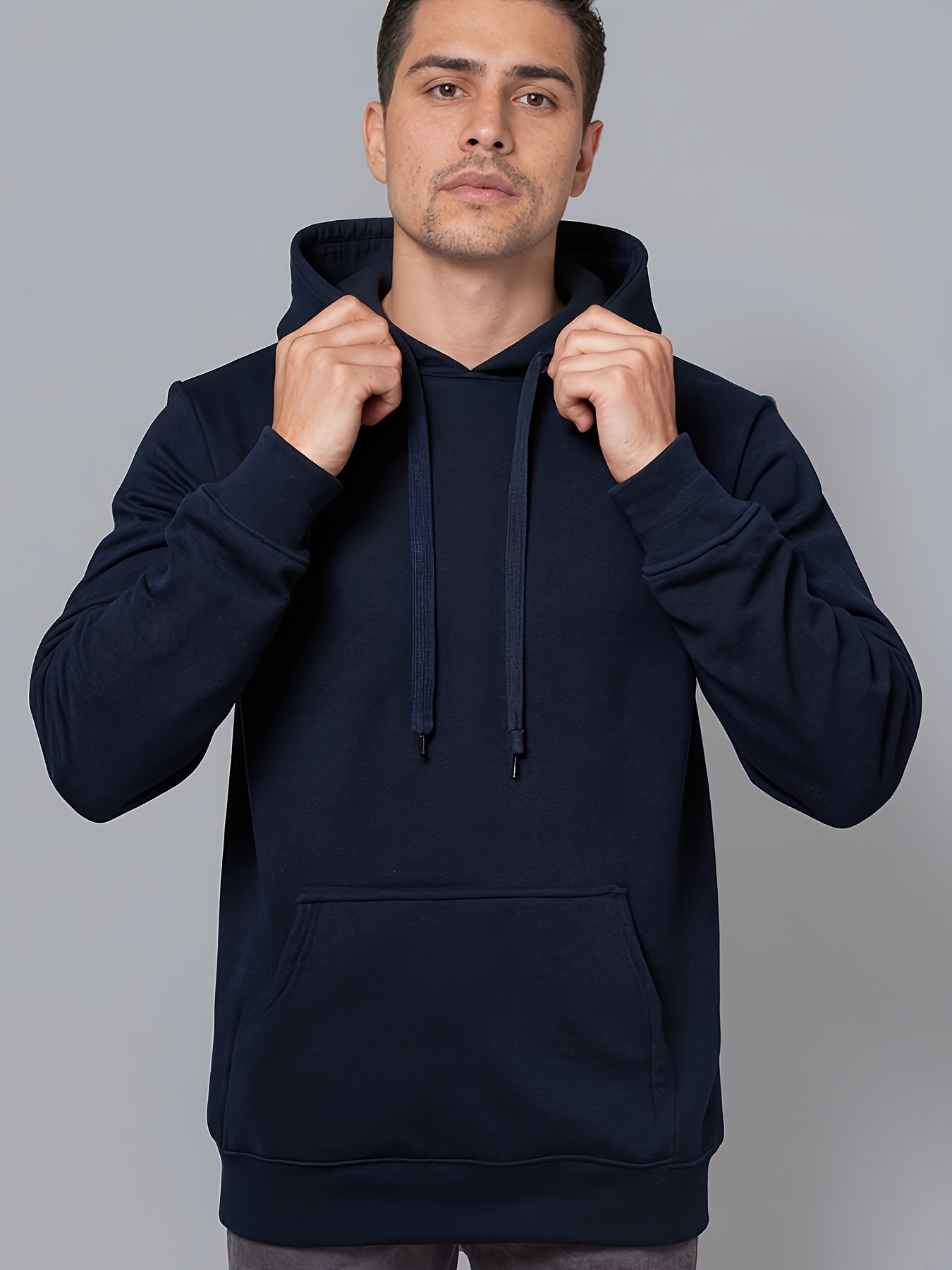 Ein einfarbiges Herren-Sweatshirt mit Kapuze