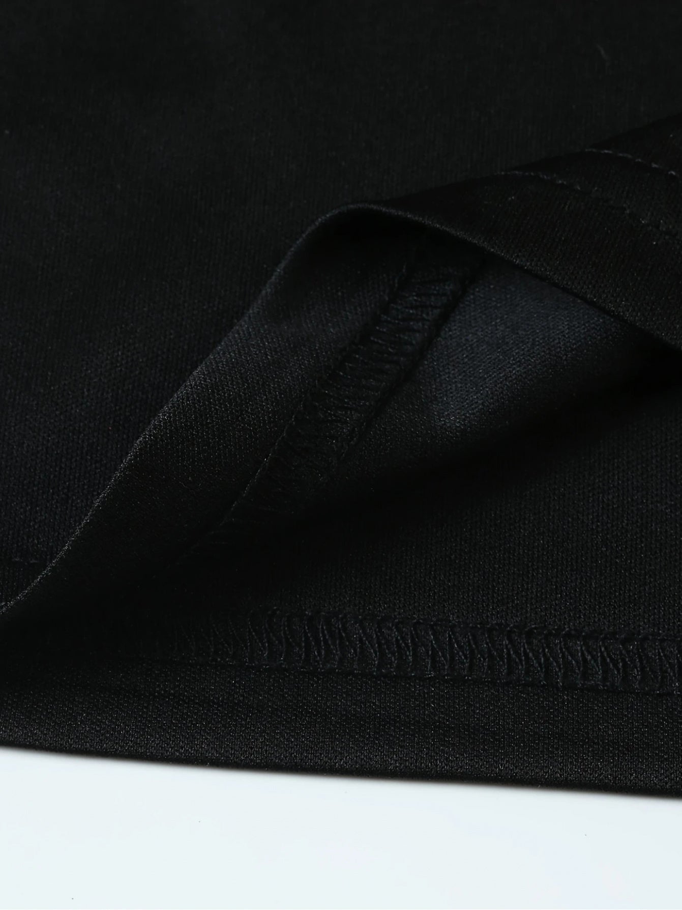 Herren-T-Shirt in Schwarz mit "WEISSSES SHIRT Black Edition" Aufdruck