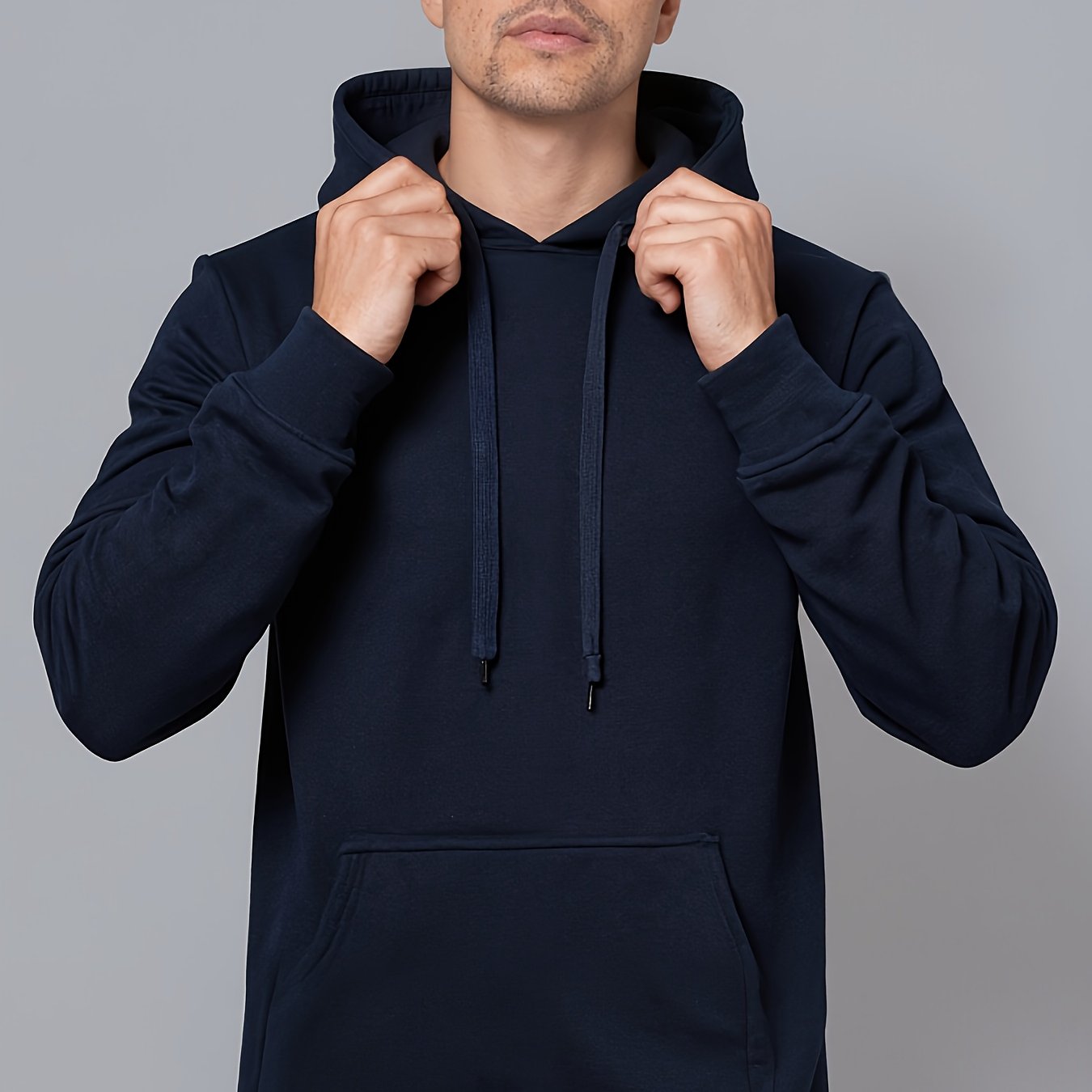 Ein einfarbiges Herren-Sweatshirt mit Kapuze