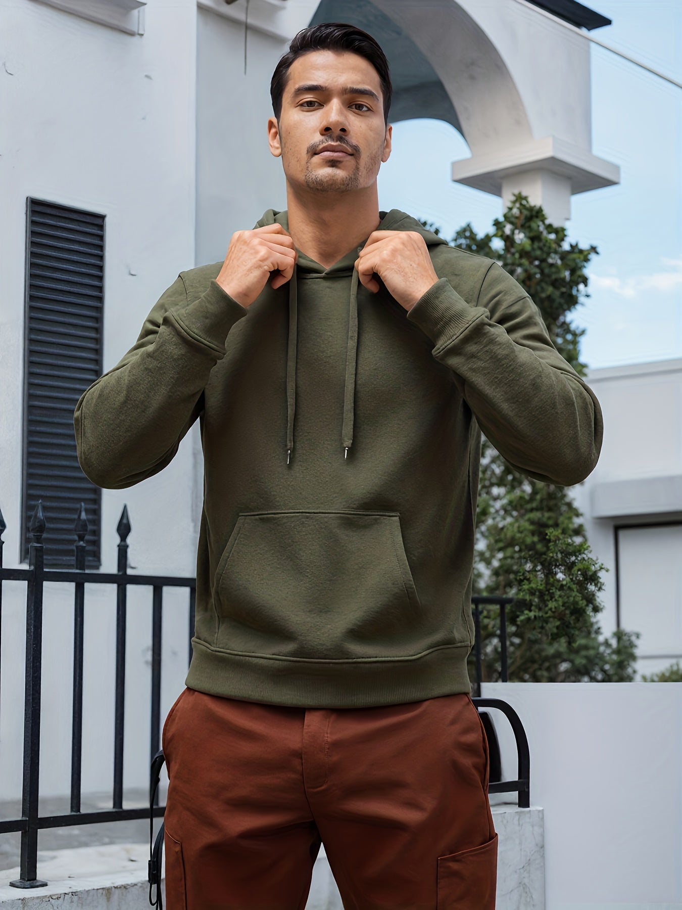 Ein einfarbiges Herren-Sweatshirt mit Kapuze