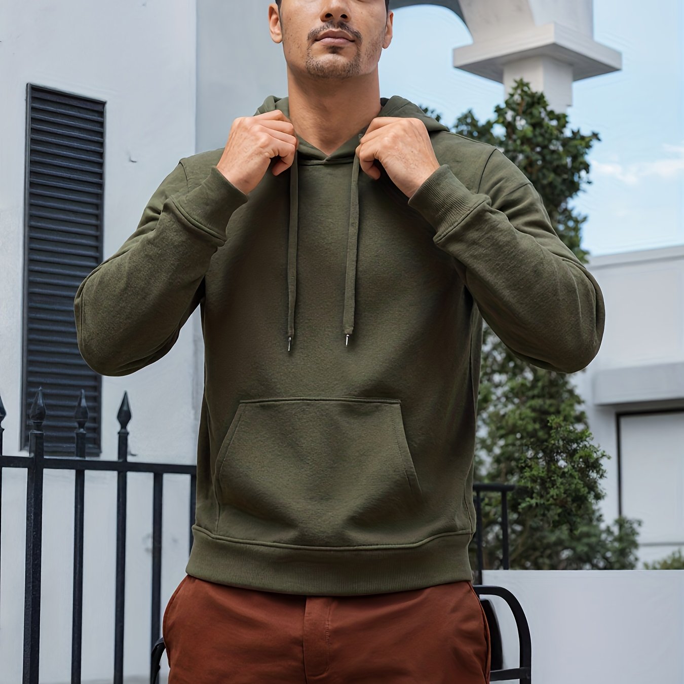 Ein einfarbiges Herren-Sweatshirt mit Kapuze