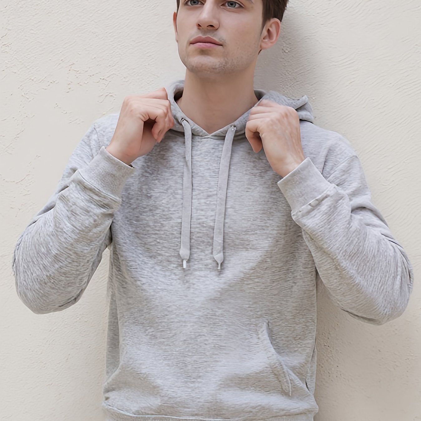 Ein einfarbiges Herren-Sweatshirt mit Kapuze