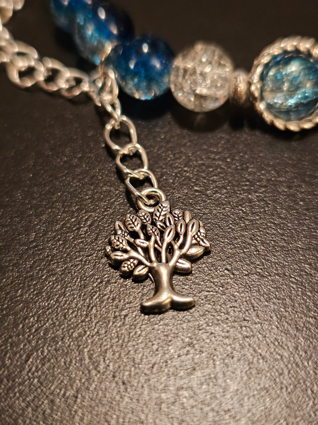 Armband 16 cm mit 8mm Kristallglasperlen und Anhänger Baum